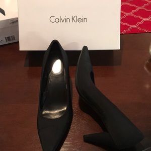 Calvin Klein sz 10 black pumps file fabric